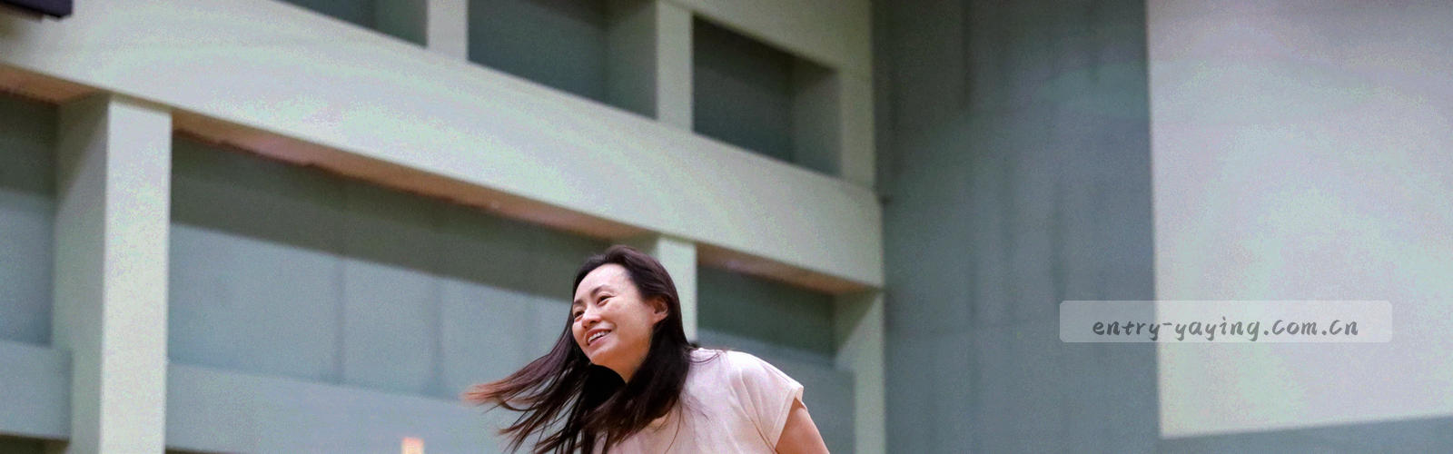 暗底上等距排列的细线网格与光点，呈现数据秩序感