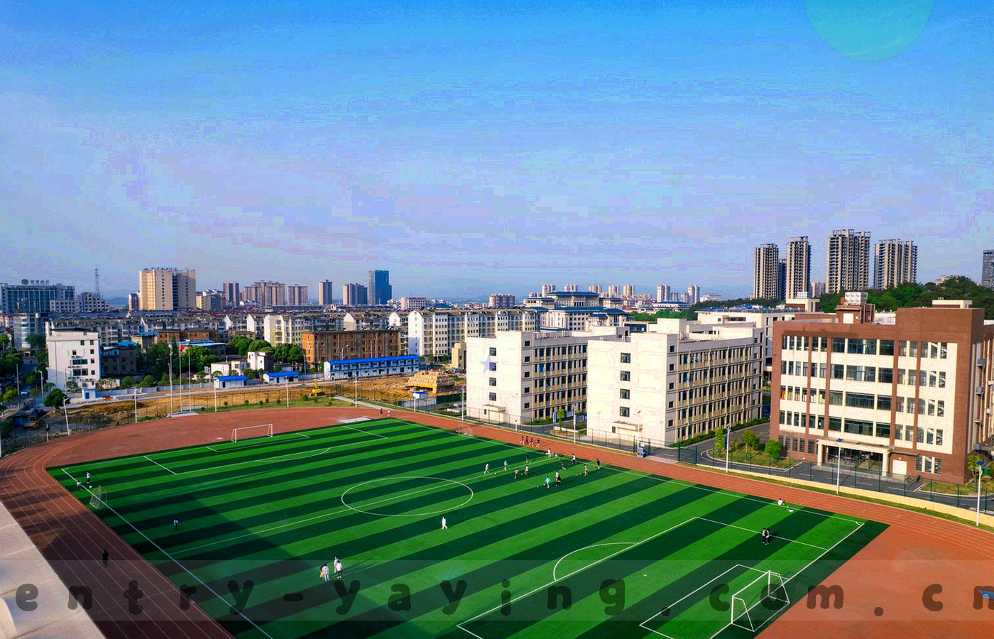 从看台高处拍摄的场馆全景，座席层层叠叠